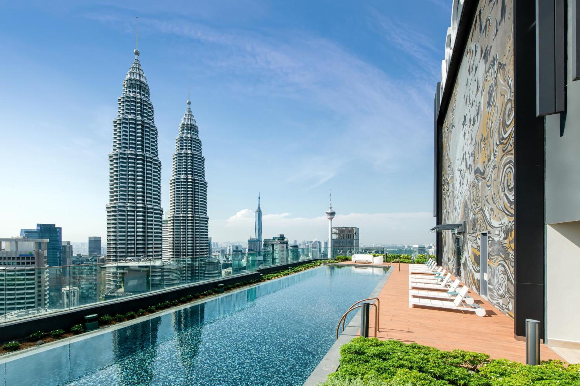 ホテル Ascott Star Klcc クアラルンプール エクステリア 写真 The pool at the 50th floor of the hotel